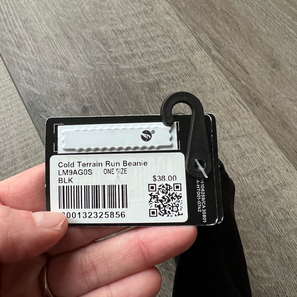 Lululemon Cold Terrain Run Beanie in Black - Picture 6 of 7